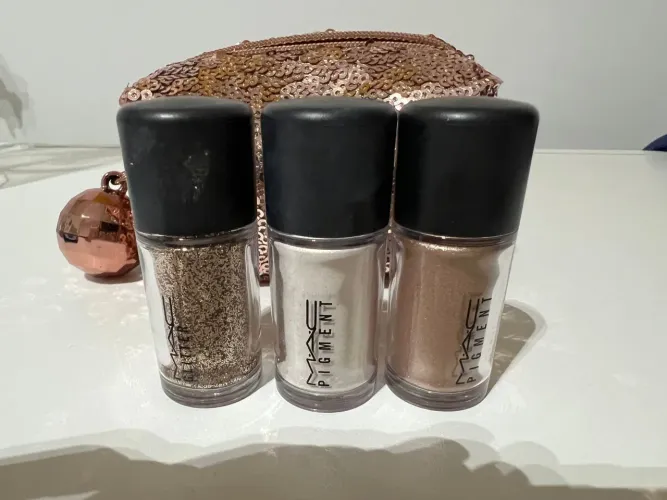 MAC! 3 pigmentos mais necessaire pequena. Sem uso.