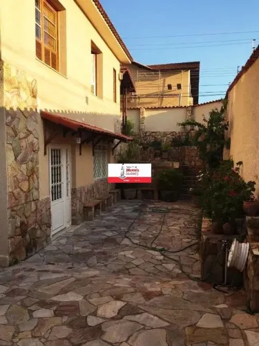 CASA À VENDA COM 220m², 3 QUARTOS E 4 VAGAS
