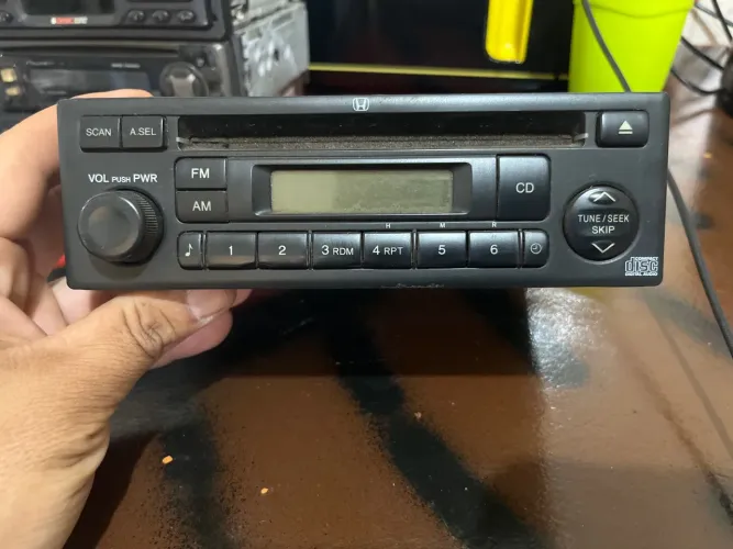 Rádio CD Honda Original , não sei ce funciona.
