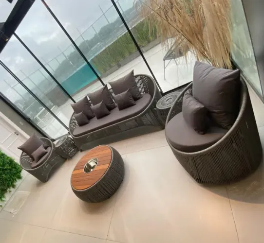 Conjunto sofá preto + mesa de apoio para área externa