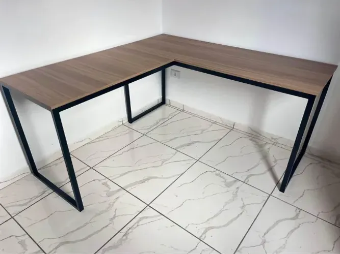 Mesa em L estilo industrial