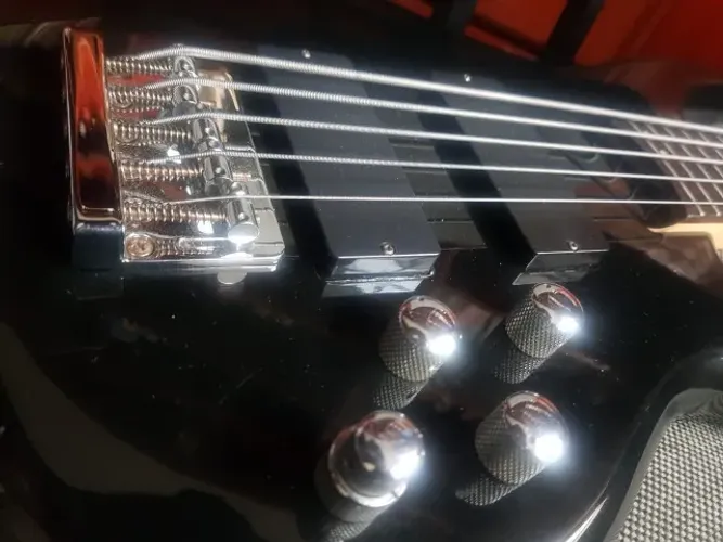 Baixo Cort com captadores americanos Mighty Mite, pré Bartolini, muito bom!!!