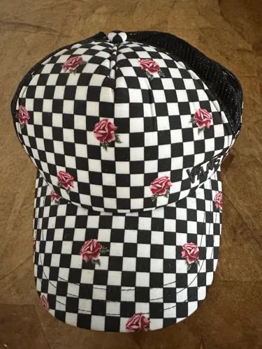 Boné Vans Checkerboard com Rosas