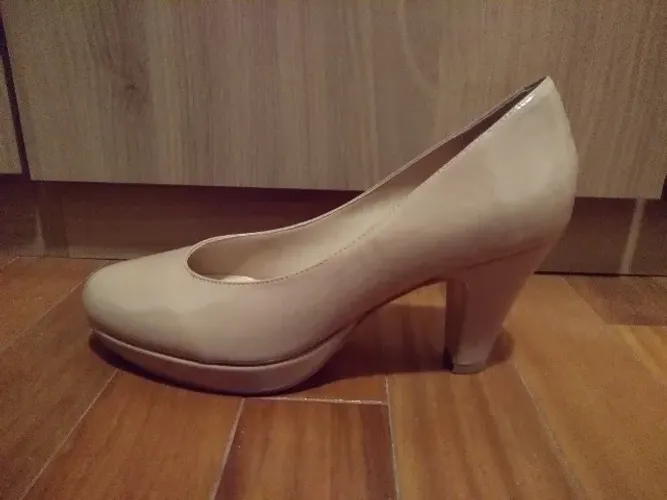 Scarpin couro verniz meia-pata