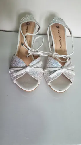 Sandália branca salto fino médio nova