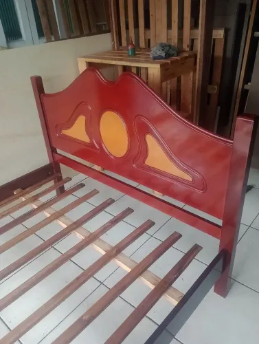 Cama de casal de madeira Angelim decorada 599,00