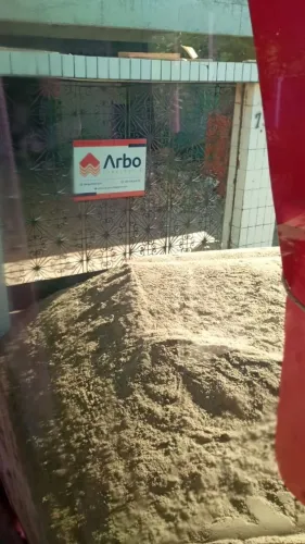 Materiais de construção areia grossa pedra brita e arisco tijolos Tavares de primeira