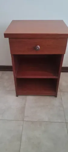 Belo criado mudo em madeira nobre