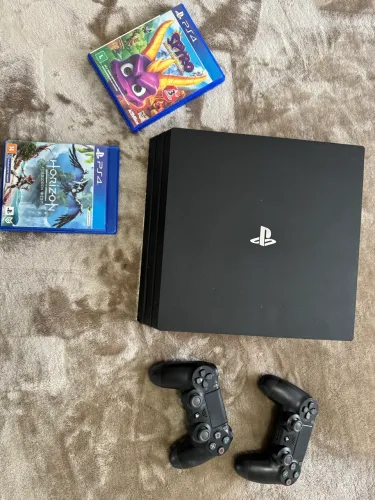 PlayStation 4 Pro 1TB com dois controles e dois jogos
