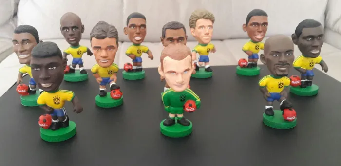 Figuras de ação de jogadores de futebol brasileiros