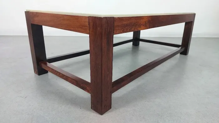 Mesa de centro em madeira com tampo claro