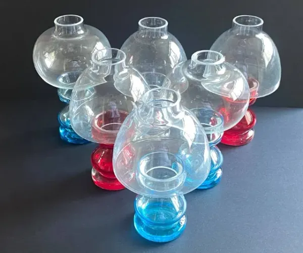 6 castiçais abatjours de vidro com pés coloridos. Altura de 22 cm e 14 cm de largura.
