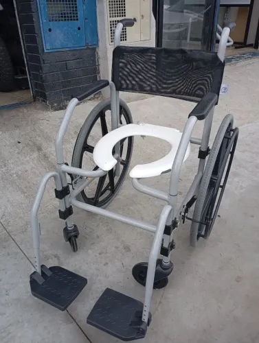 Cadeira de Banho com Assento Sanitário