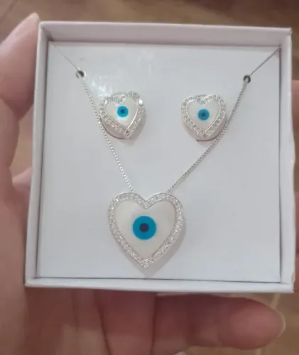 Conjunto de colar e brincos com olho grego em formato de coração