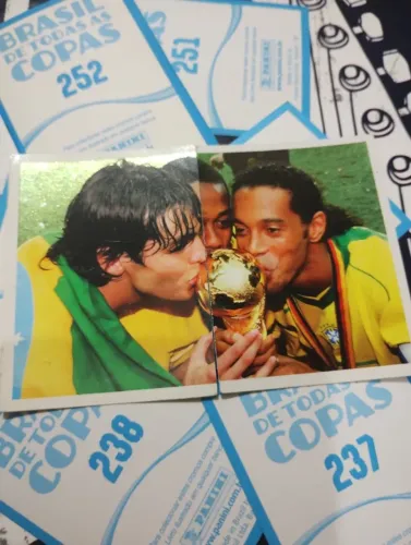Figurinhas Kaká Robinho Ronaldinho álbum Brasil de todas as Copas