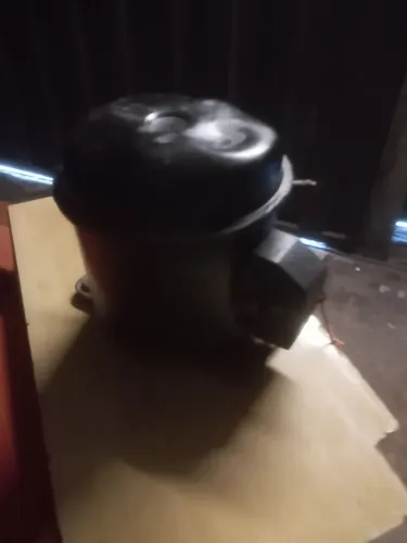 Vendo um motor de geladeira funcionado