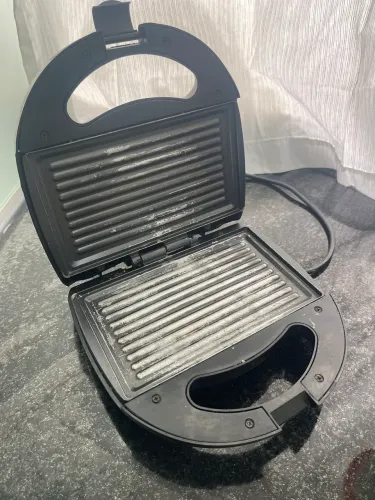 Sanduicheira e Grill Ultra Preta
