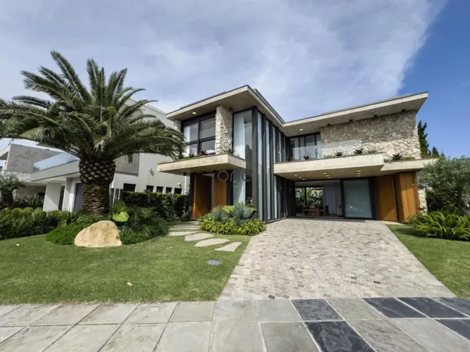 Casa mobiliada esquina com 4 suítes e piscina à venda, 248 m² - Condomínio Porto Coronado 