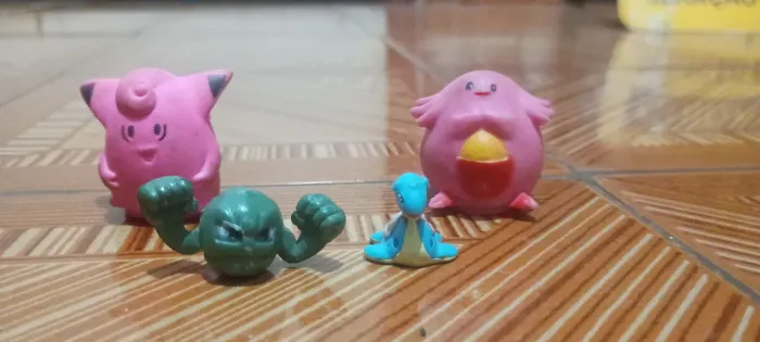 4 pokémons miniaturas anos 2000.