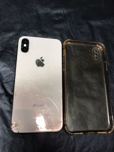 400 iphone xs com o fundo trincado mais n interfere em nada. Já é o menor preço!