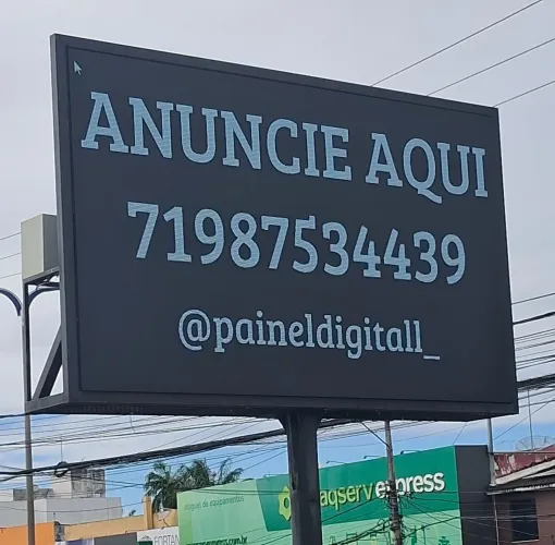 Painel digital em led para propagandas no início de Lauro de freitas