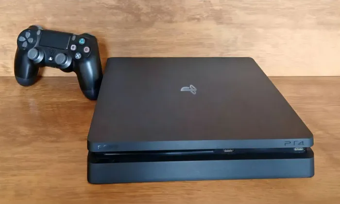 PlayStation 4 Slim com FC26 e Fortnite
