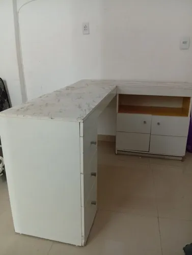 Mesa de escritório em L