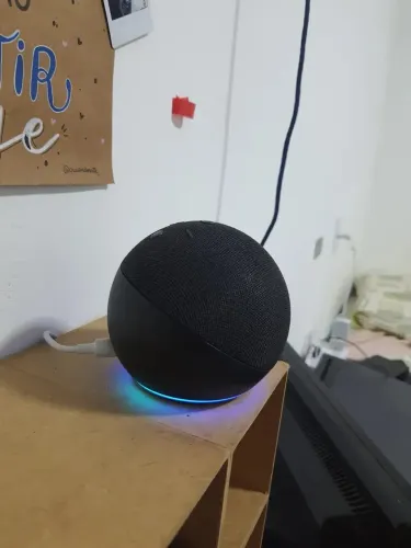 Caixa de Som Bluetooth Portátil com LED RGB - Som Potente e Design Moderno