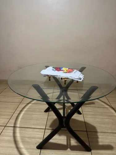 Mesa Redonda de Vidro Temperado e Base de Metal Preta (Sem Cadeiras)