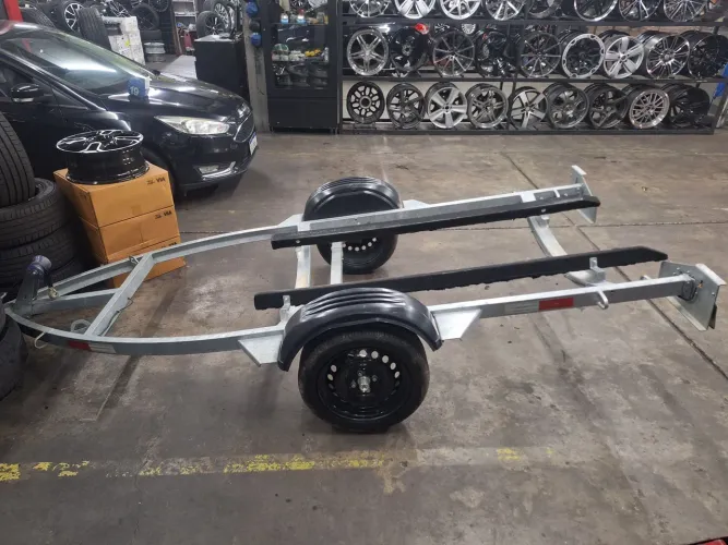 Carretinha jet-ski galvanizada seminova rodas aro 15 pneus 99%