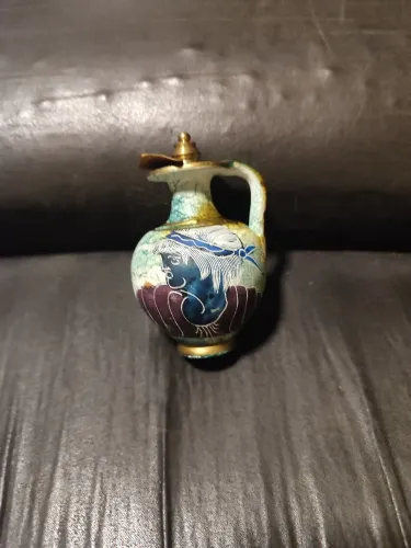 Miniatura de ânfora grega pintada a mão