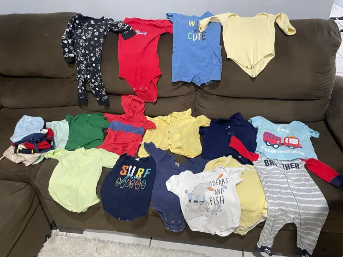 Lotinho de roupas de bebê