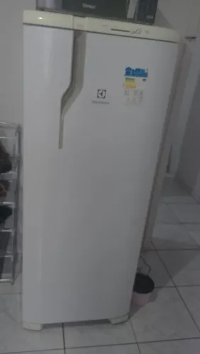 ? VENDE-SE GELADEIRA ELECTROLUX 240 LITROS