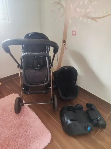 Carrinho de bebê e bebê conforto 