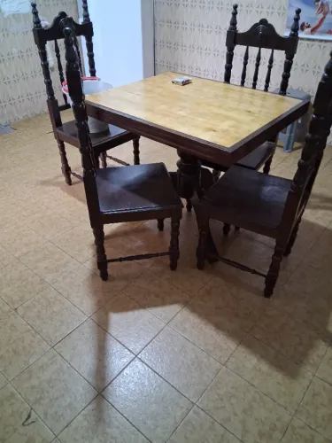 Mesa de jantar em madeira com 4 cadeiras em ótimo estado