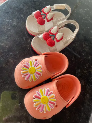 Sandálias de bebê menina