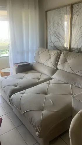 Sofá retrátil cinza claro