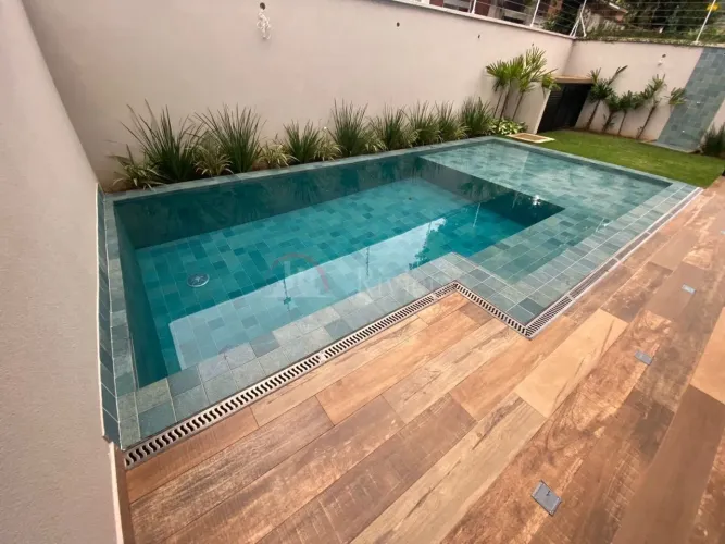 Casa a Venda em Juquehy, Condomínio Fechado com Localização Privilegiada a 50 Metros da Pr