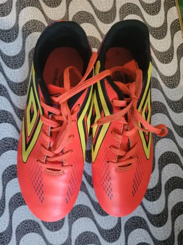Chuteira com cravo umbro
