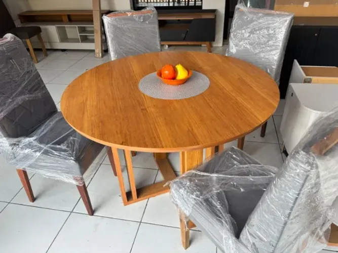 MESA DE JANTAR COM TAMPO REDONDO