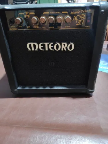 Amplificador Meteoro para guitarra