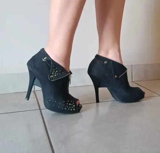 Sandália preta com tachas (Tanara Brasil)