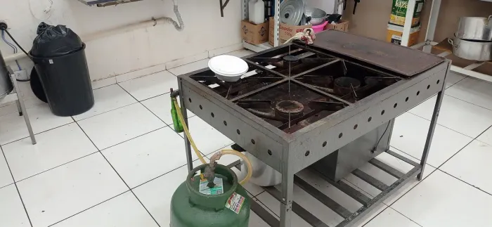 Fogão industrial 4 bocas com chapa e forno