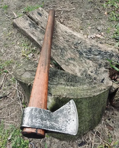 Machado Antigo Modelo Lenhador Tradicional em Aço Carbono com Cabo em Madeira Nobre