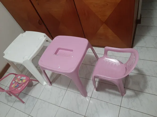 Mesas de plástico infantil.