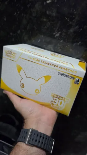 Box Treinador Avançado 30 Anos Pokémon ETB