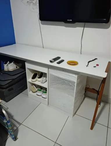 Escrivaninha de madeira maciça com gaveteiro