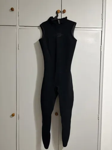 ROUPA DE NATAÇÃO NO MAR