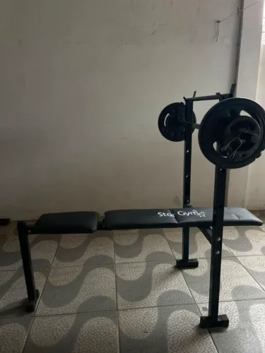 Cadeira de musculação e barra com pesos