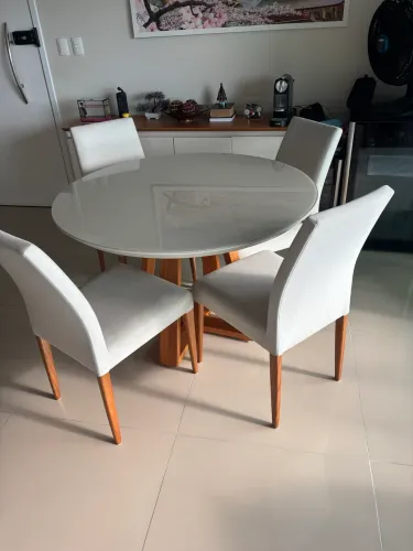Mesa com 4 cadeiras madeira maciça